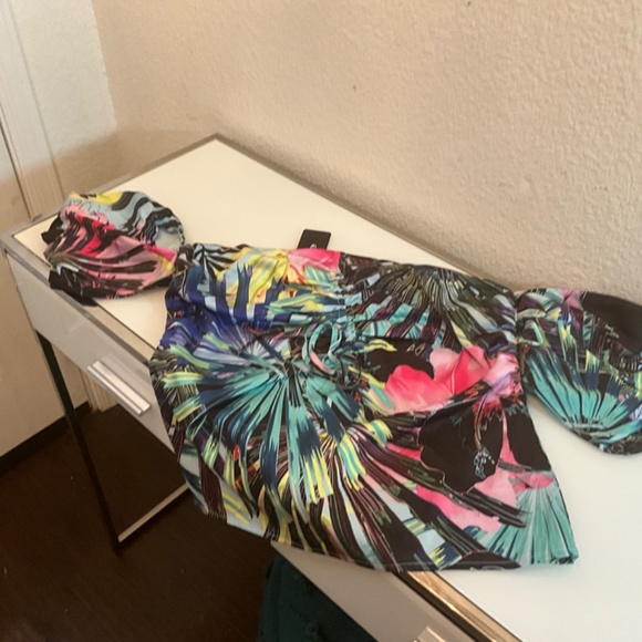 NWT BEBE SEXY STRAPLESS TROPICAL SATIN TOP  w/ DROP SLEEVES😍😍😍😍😍😍 - Picture 11 of 14